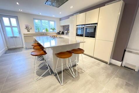 LIVING / DINING KITCHEN