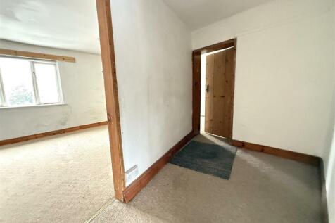 FIRST FLOOR LANDING