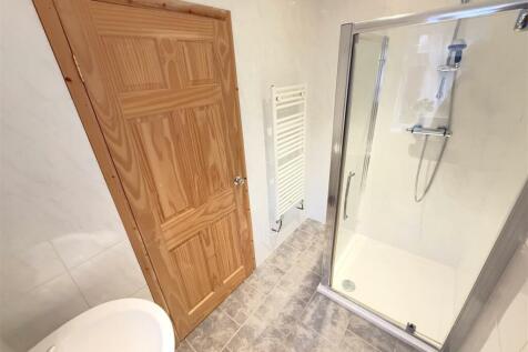 ENSUITE SHOWER ROOM