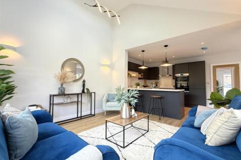 L SHAPED LIVING/DINING KITCHEN