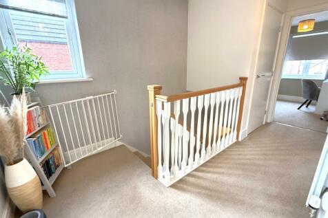 FIRST FLOOR LANDING