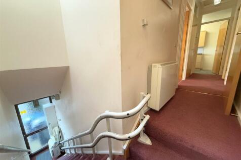 FIRST FLOOR LANDING
