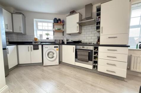 OPEN PLAN LIVING/DINING KITCHEN