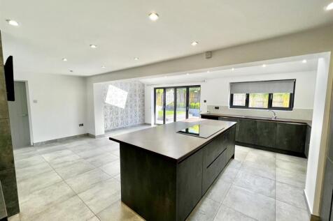 OPEN PLAN LIVING/DINING KITCHEN