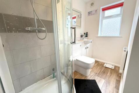 ENSUITE SHOWER ROOM