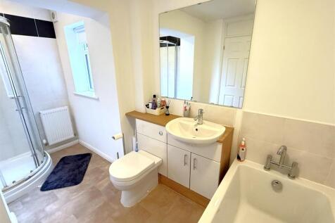 FAMILY BATH/SHOWER ROOM