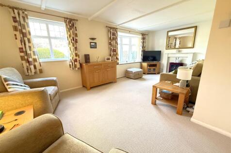 L SHAPED SITTING/DINING ROOM