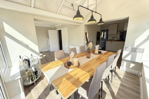 DINING/BREAKFAST AREA
