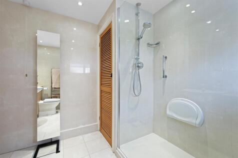 MAIN SHOWER ROOM