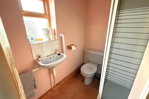 GROUND FLOOR SHOWER ROOM