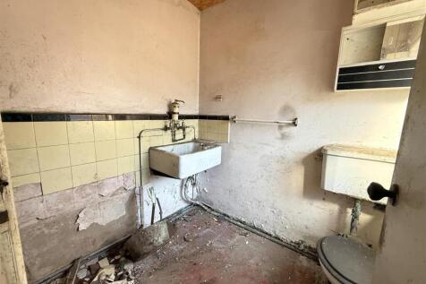 FORMER SHOWER ROOM