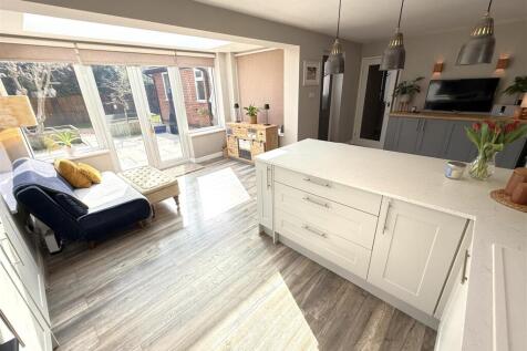 OPEN PLAN L SHAPED LIVING/DINING KITCHEN