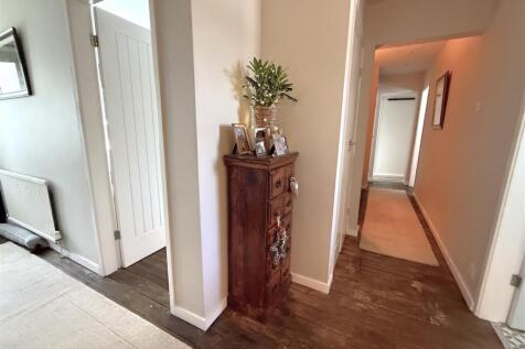 L SHAPED ENTRANCE HALL