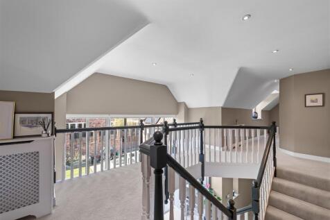 FIRST FLOOR LANDING