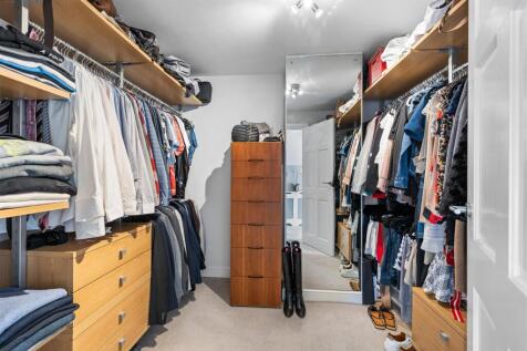 WALK-IN DRESSING ROOM