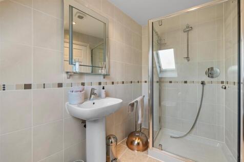 EN-SUITE SHOWER ROOM