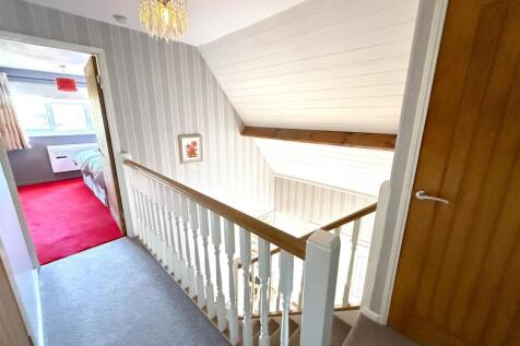 FIRST FLOOR GALLERIED LANDING