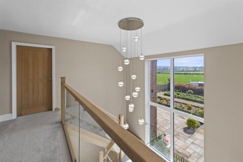 FIRST FLOOR GALLERIED LANDING