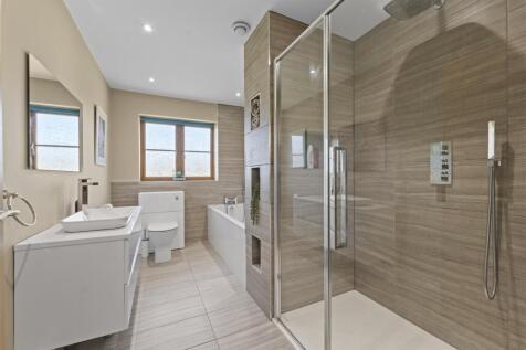 FAMILY BATH/SHOWER ROOM