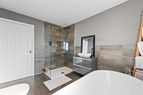 FAMILY BATH/SHOWER ROOM