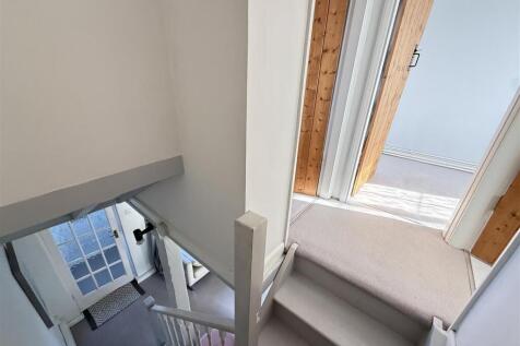 FIRST FLOOR LANDING