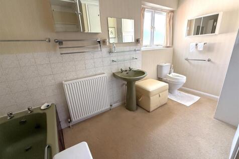 L-SHAPED BATHROOM