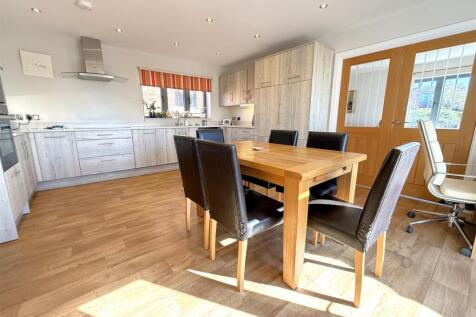 OPEN PLAN DINING KITCHEN