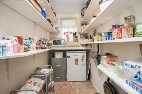 WALK-IN PANTRY / UTILITY