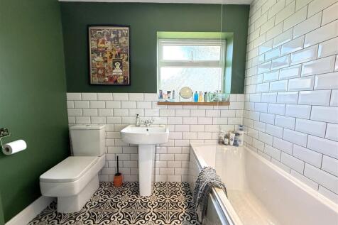 GROUND FLOOR BATHROOM