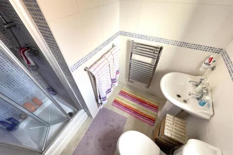 ENSUITE SHOWER ROOM