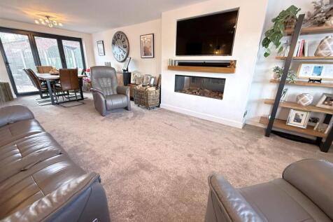 OPEN PLAN LIVING/DINING ROOM