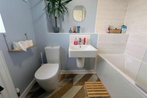 2 Hardy Close Bathroom 08-09-25 (002).jpg