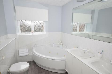 EN-SUITE BATHROOM