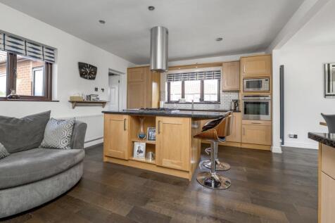 OPEN PLAN KITCHEN &amp; DINING AREA