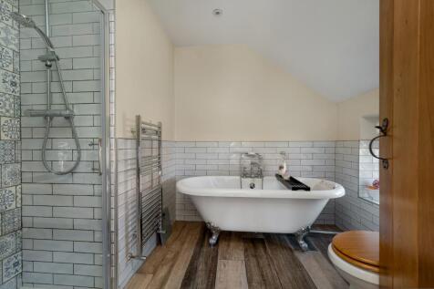 EN-SUITE BATHROOM