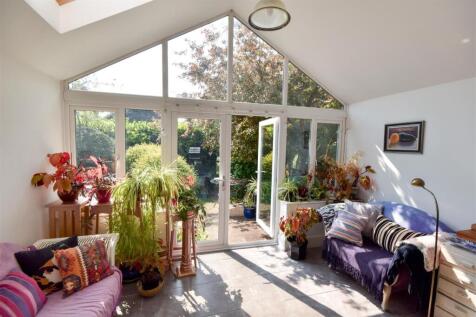 SNUG/ SITTING ROOM