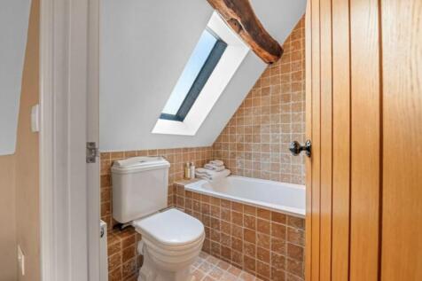 EN-SUITE BATHROOM