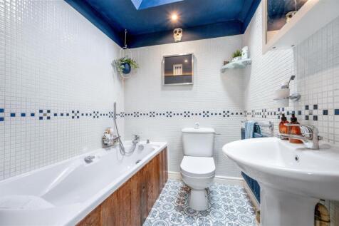 EN-SUITE BATHROOM