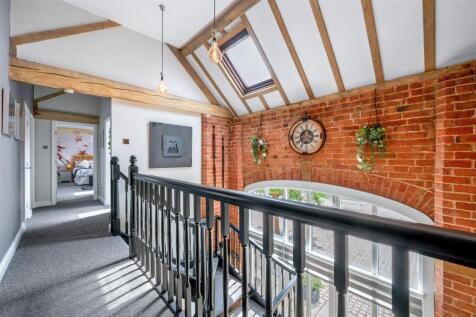 GALLERIED LANDING