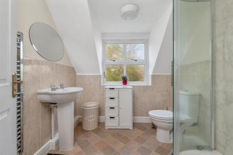 EN-SUITE SHOWER ROOM