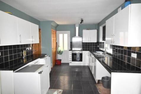 OPEN PLAN KITCHEN AND DINING ROOM