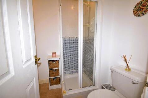 EN-SUITE SHOWER