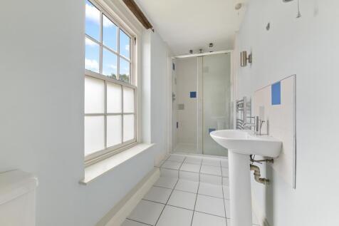 EN-SUITE SHOWEROOM