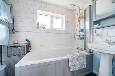 Bathroom 1.jpg