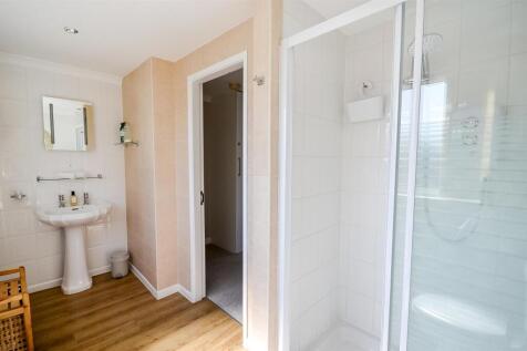 Ensuite bed 1.jpg