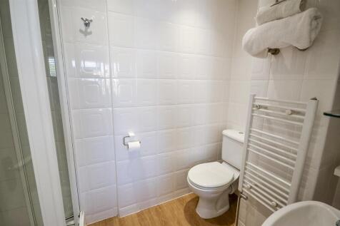 Ensuite bed 2.jpg
