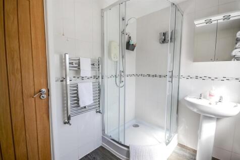 Family shower room pic 2.jpg