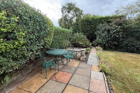 V rear garden 1.jpg