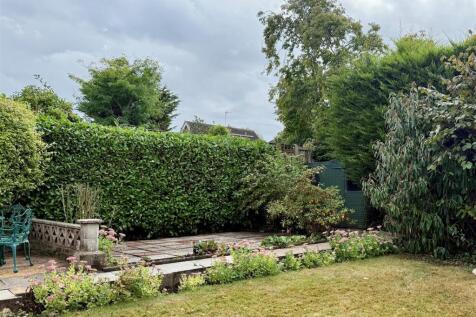v rear garden 2.jpg