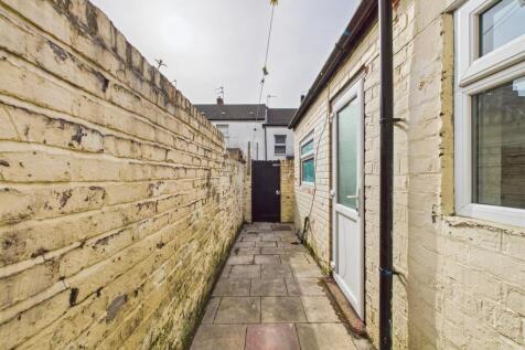 CAM03844G0-PR0264-STILL007.jpg